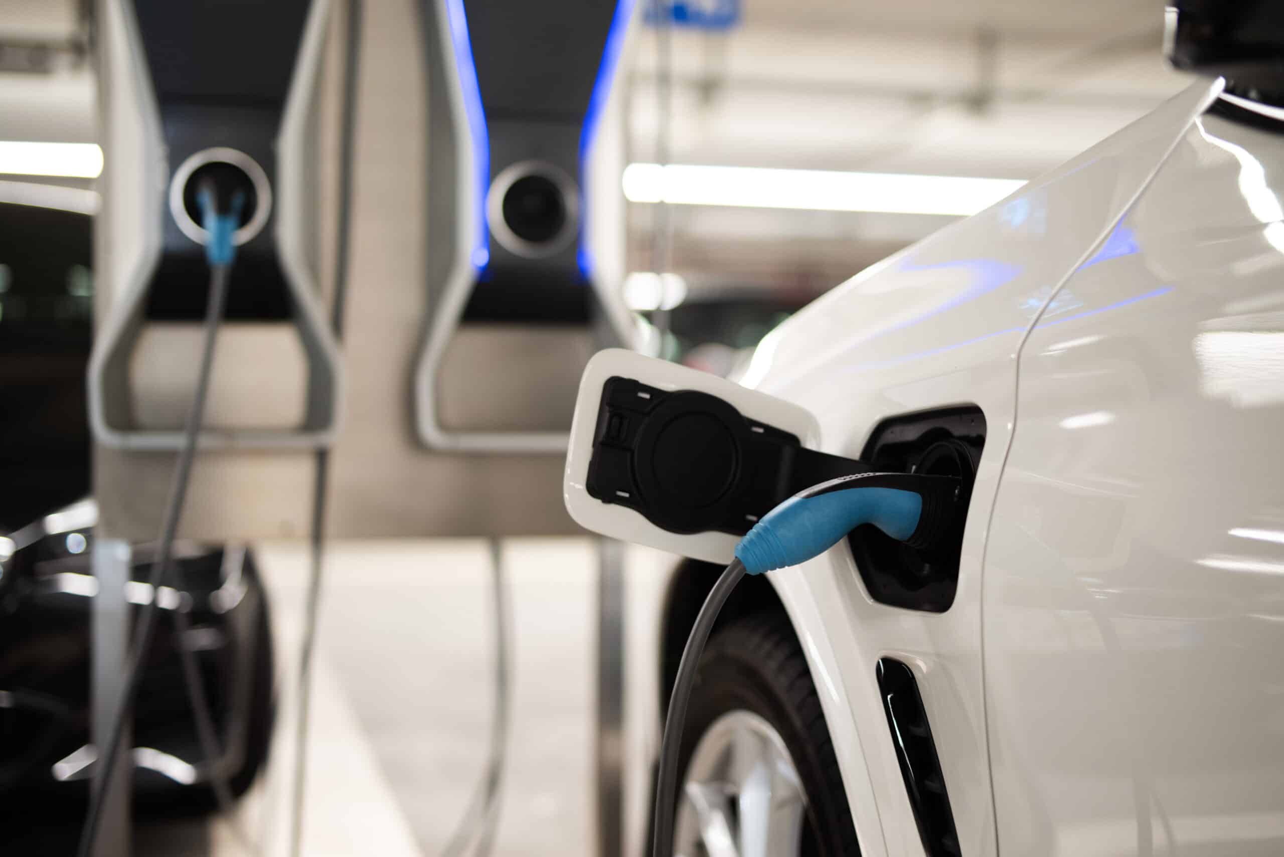 Elektroautos werden in einer Tiefgarage an einer Ladestation geladen